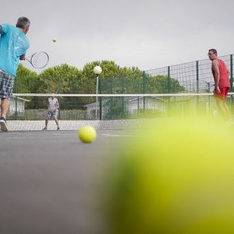 Camping-LeBellevue-Varlas-tennis